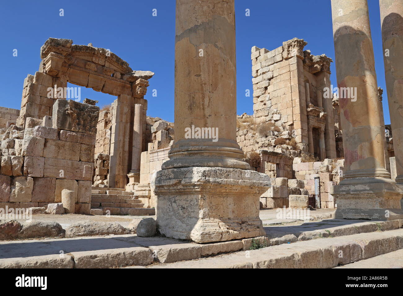 Cattedrale e Nymphaeum, Jerash, Governatorato di Jerash, Giordania, Medio Oriente Foto Stock