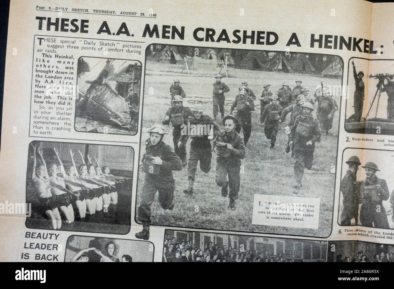Foto che mostra Anti equipaggi degli aeromobili al lavoro difendendo la Gran Bretagna: Daily Sketch giornale (replica), 29 agosto 1940 (durante il Blitz). Foto Stock