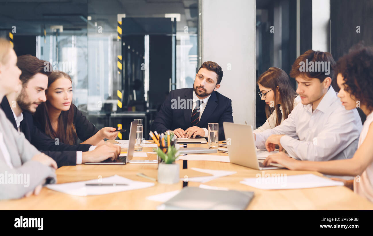 Ufficio di discussione. Business meeting aziendale del giovane team Foto Stock