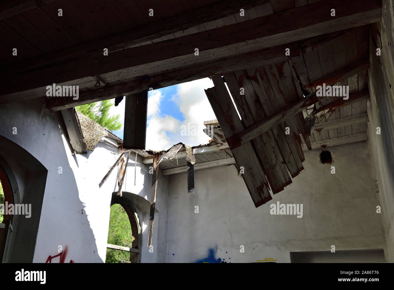 Il vecchio edificio abbandonato con decadeva crollo del tetto ceduto, Pola, Croazia Foto Stock
