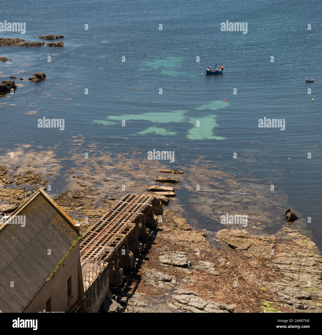 La scialuppa di salvataggio abbandonate stazione presso la lucertola sulla costa sud ovest percorso. Foto Stock