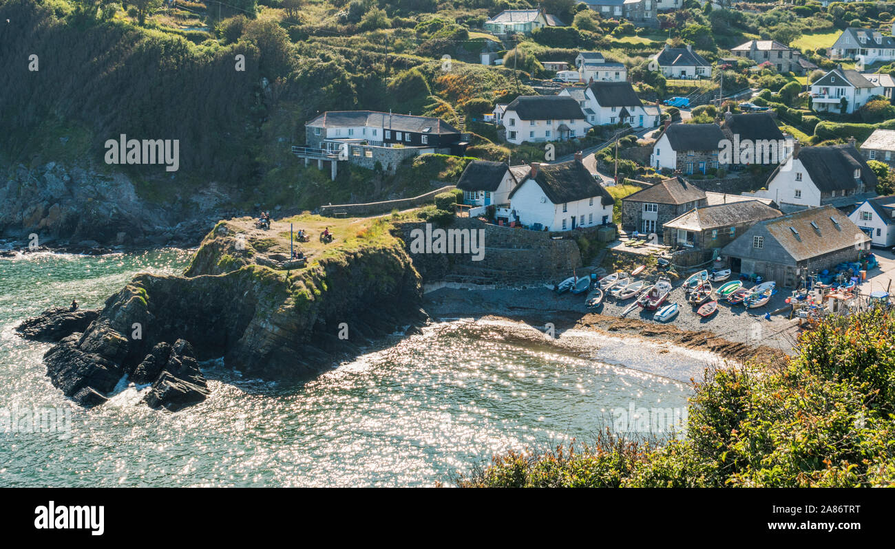 Il grazioso villaggio di pescatori di Cadgwith sulla penisola di Lizard, Cornwall Foto Stock