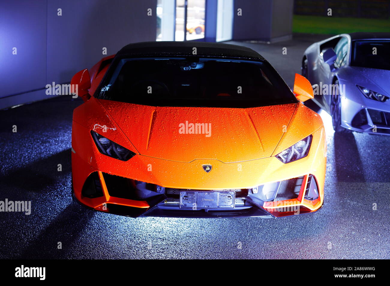 Lamborghini illuminata di notte per un evento privato presso la nuova concessionaria Lamborghini a Leeds. Lo store ha aperto ufficialmente il 7 novembre. Foto Stock