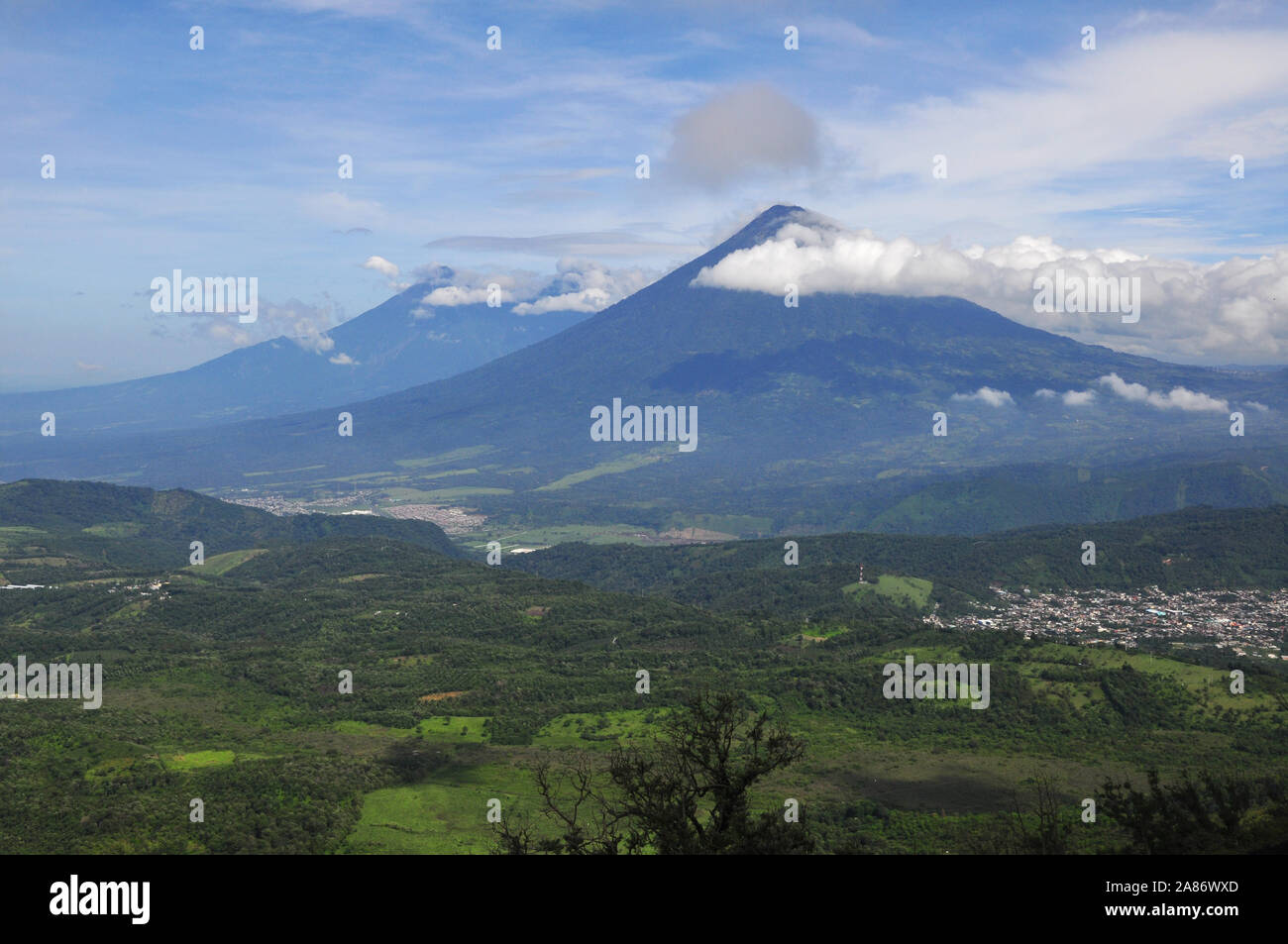 Vista del volcan de agua dal vulcano attivo Pacaya vicino a Antigua del Guatemala, l'America centrale. Foto Stock