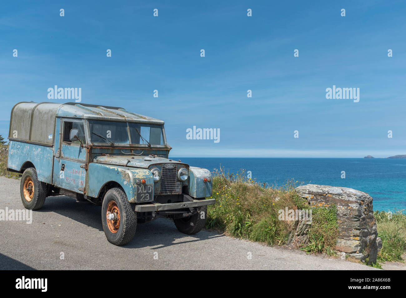 Bistrattato vecchio Landrover parcheggiato fino al mare a Sant Agnese, Cornwall Foto Stock