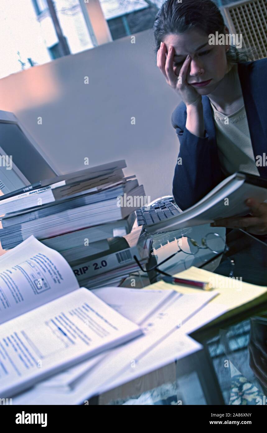 Business donna sopraffatti da un eccesso di abbondanza di documentazione Foto Stock