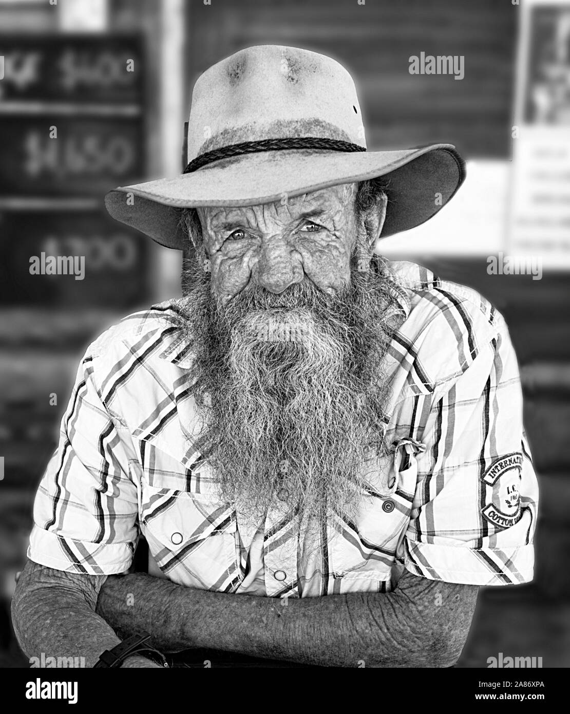 Ritratto in bianco e nero di un vecchio opal miner con un profondamente faccia rugosa e una lunga barba bianca, il Grawin opale, Queensland, QLD, Australia Foto Stock