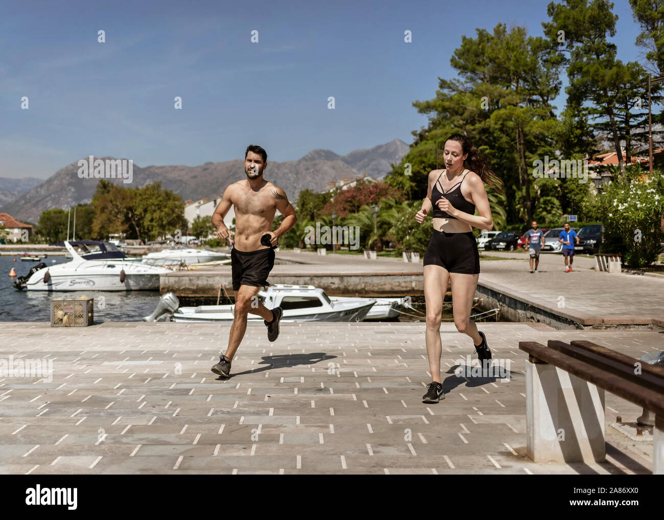 Dobrota, Montenegro, Sep 16, 2019: un paio di jogging sul lungomare Foto Stock