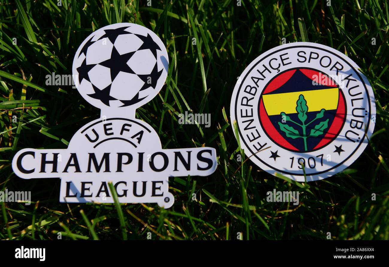 6 settembre 2019 Istanbul, Turchia. L'emblema del bagno turco club di calcio Fenerbahce Istanbul accanto al logo della Champions League sul verde Foto Stock