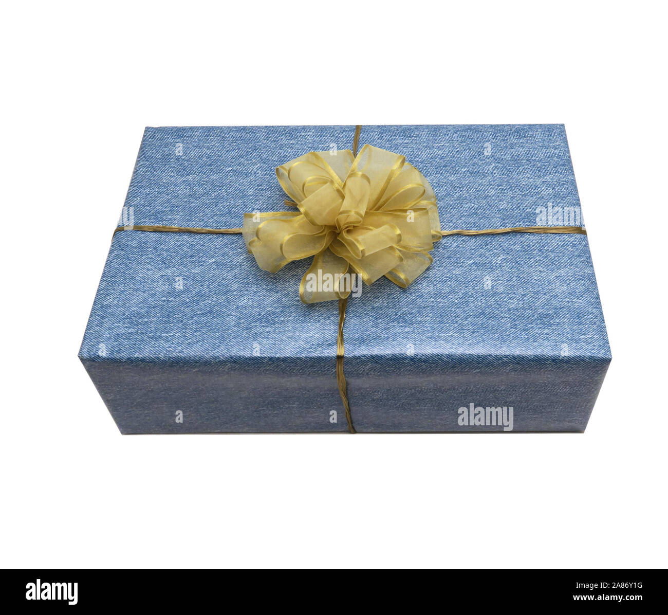 Una confezione regalo scatola blu con una ciotola giallo ancora vita isolata su uno sfondo bianco Foto Stock