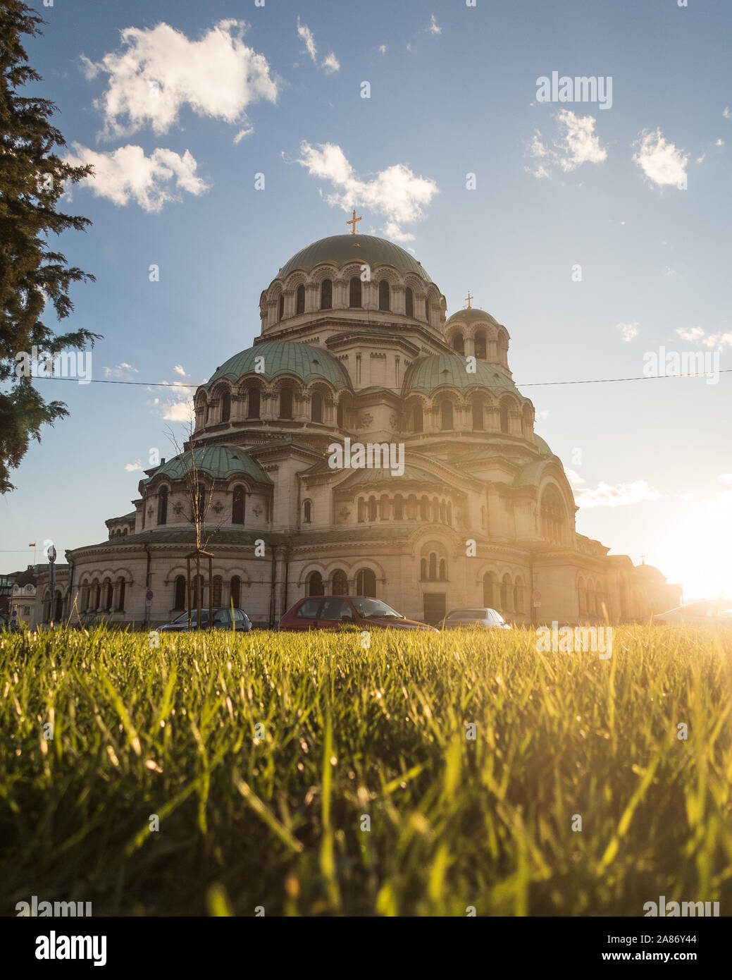 L'esterno della Cattedrale Alexander Nevsky a Sofia in Bulgaria al tramonto. La Chiesa Ortodossa Bulgara duomo è stato costruito in uno stile Neo-Byzantine Foto Stock