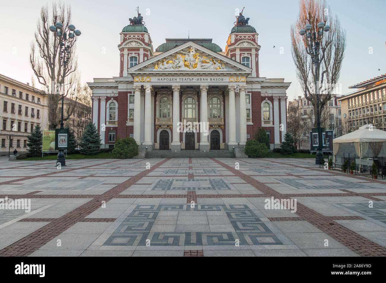 SOFIA, BULGARIA - 3° aprile 2018: l'esterno della parte anteriore del Teatro Nazionale Ivan Vazov durante il giorno. Foto Stock