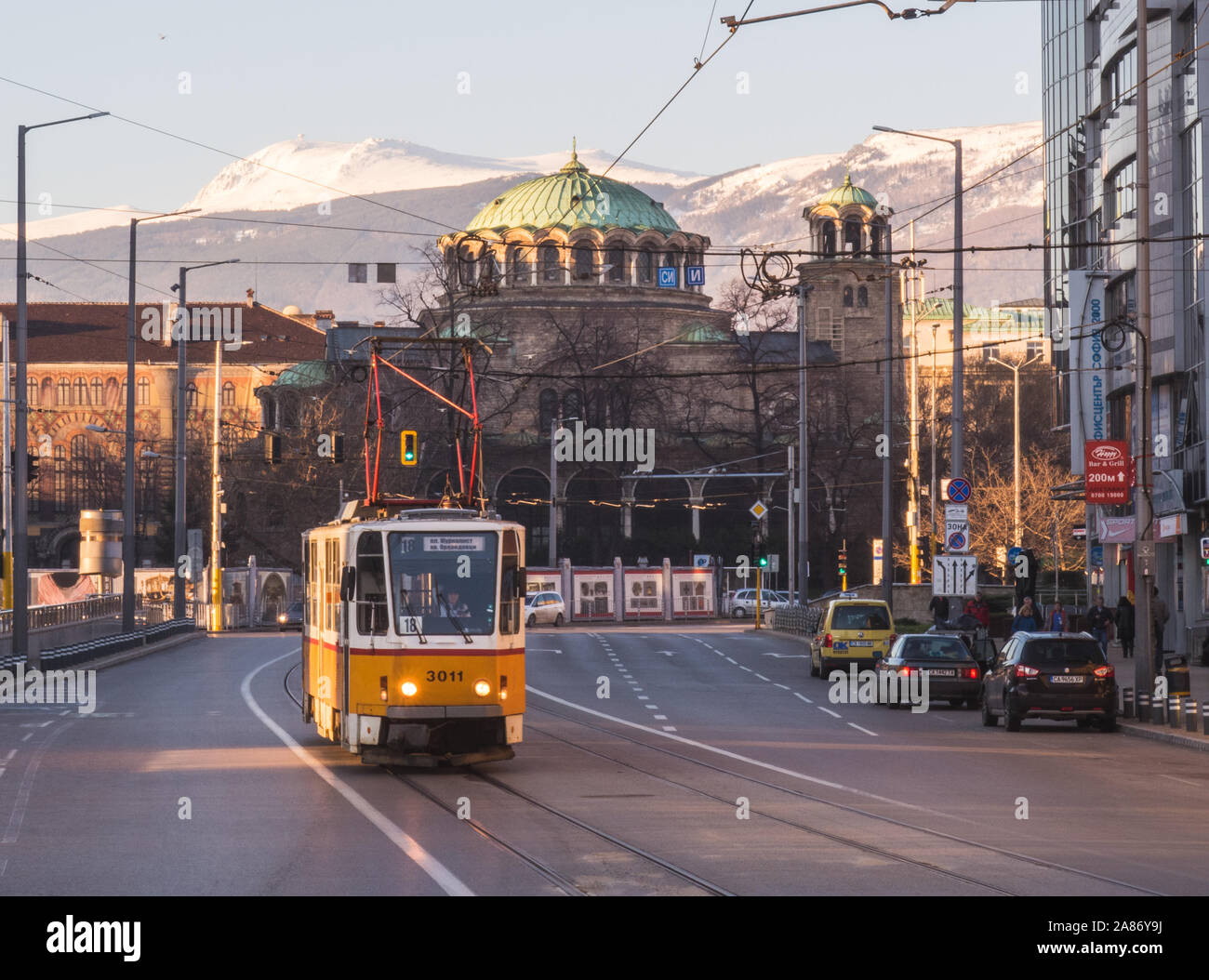 SOFIA, BULGARIA - 3° aprile 2018: tram a Sofia con la cattedrale chiesa Sveta Nedelya e sul Monte Vitosha. La gente può essere visto. Foto Stock