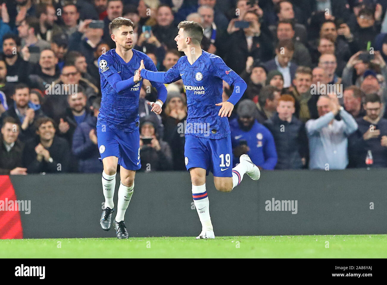 5 novembre 2019 Londra, Inghilterra Calcio UEFA Champions League Group Fase Chelsea v Ajax L-r: Jorginho di Chelsea e Mason Monte di Chelsea festeggiano il 1-1 (pena di Jorginho di Chelsea ) Foto Stock