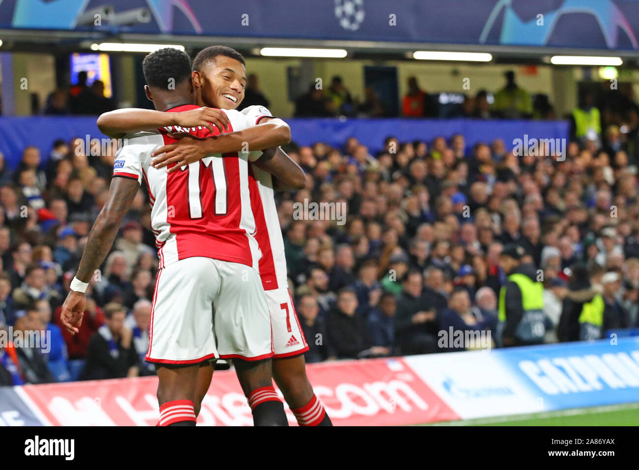 5 novembre 2019 Londra, Inghilterra Calcio UEFA Champions League Group Fase Chelsea contro Ajax L-r: Quincy Promes di Ajax, David Neres di Ajax na de 1-2 van Quincy Promes di Ajax Foto Stock