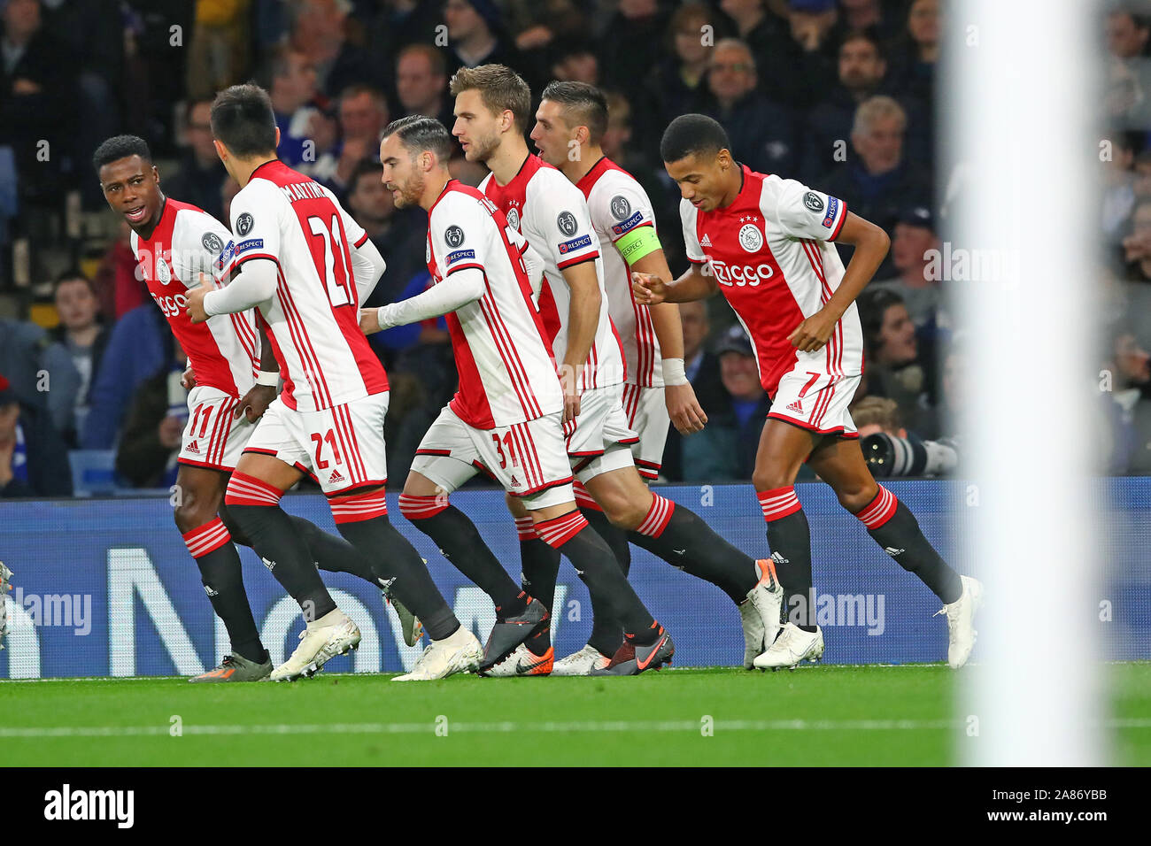 5 novembre 2019 Londra, Inghilterra Calcio UEFA Champions League Group Fase Chelsea v Ajax L-r: 0-1 Ajax door Quincy Promes di Ajax, Lisandro Martinez di Ajax, Nico Tagliafico di Ajax, Joel Veltman di Ajax, Dusan Tadic (capitano) di Ajax, David Neres di Ajax Foto Stock