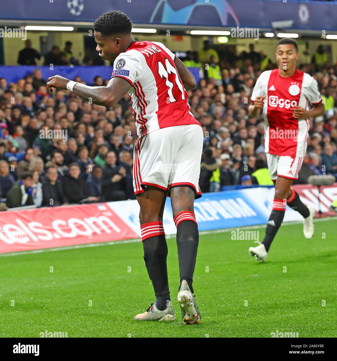 5 novembre 2019 Londra, Inghilterra Calcio UEFA Champions League Group Fase Chelsea contro Ajax L-r: Quincy Promes di Ajax doet zijn danske na de 1-2, David Neres di Ajax Foto Stock