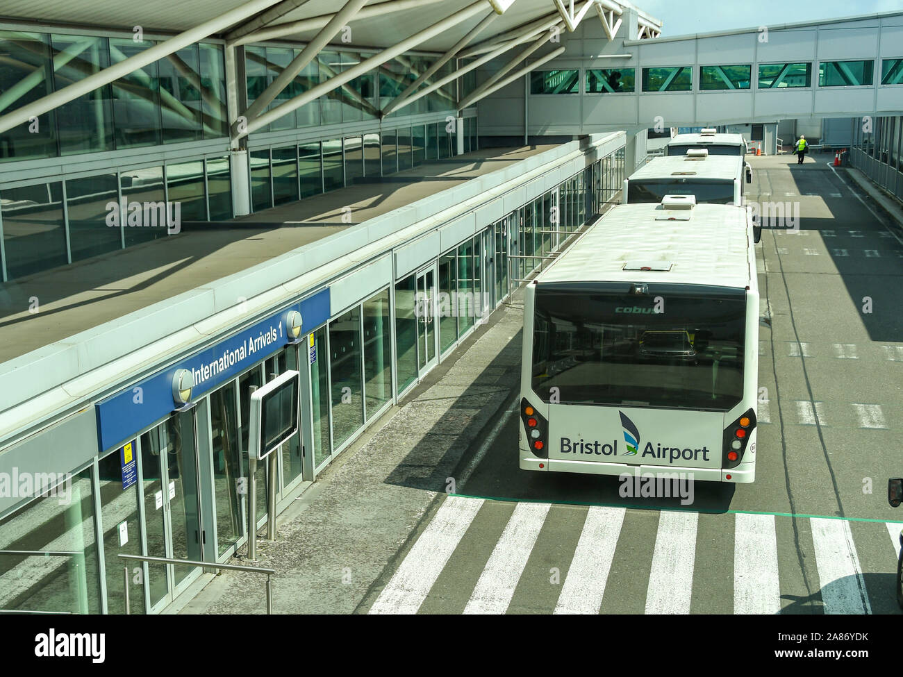 BRISTOL, Inghilterra - Agosto 2019: trasferimento aeroporto autobus parcheggiato fuori dell'entrata per gli arrivi Internazionali presso l'aeroporto di Bristol. Foto Stock