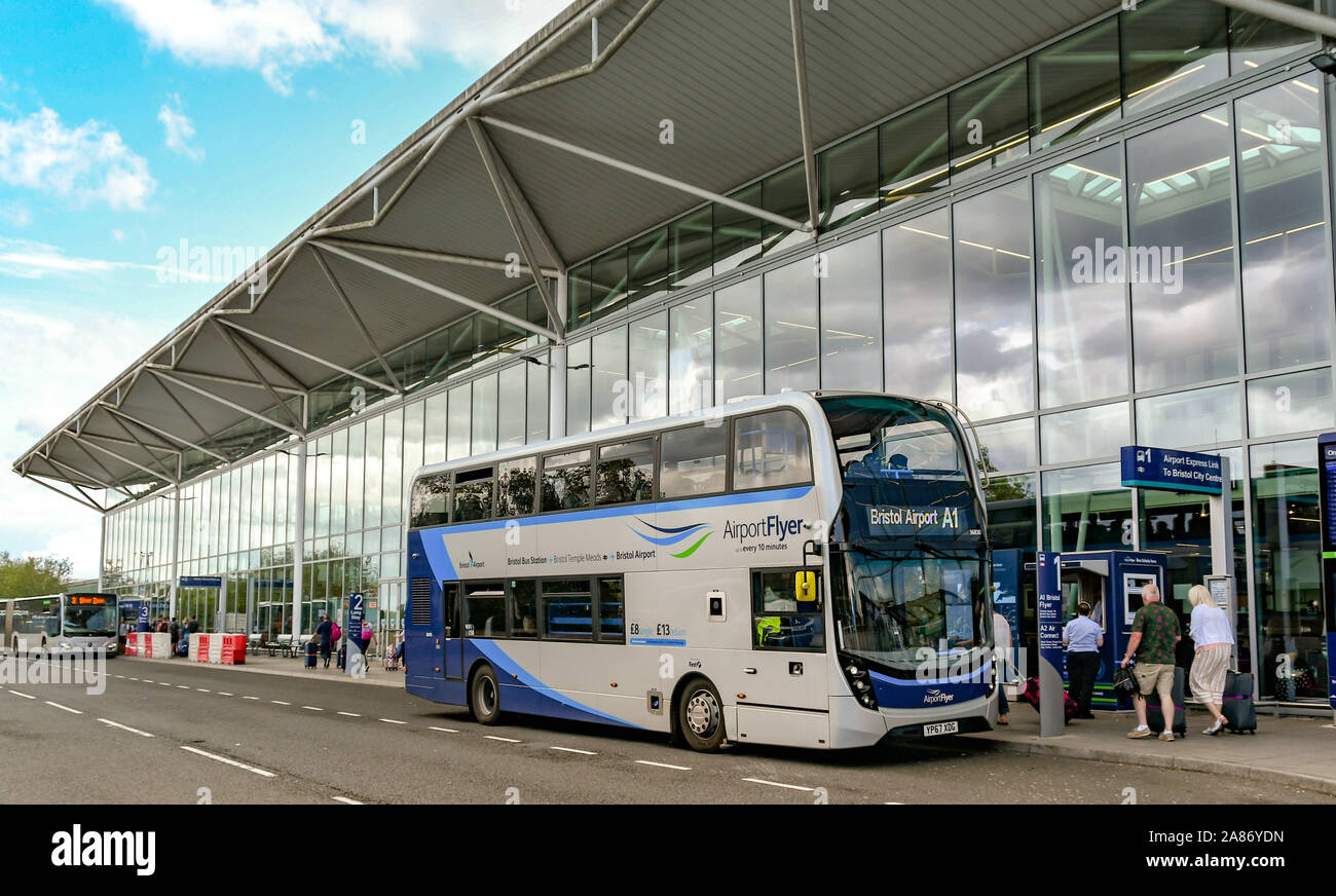 BRISTOL, Inghilterra - Agosto 2019: Aeroporto Flyer ad una fermata dell'autobus fuori dell'edificio del terminal presso l'aeroporto di Bristol. Si tratta di un servizio navetta di collegamento tra la città Foto Stock
