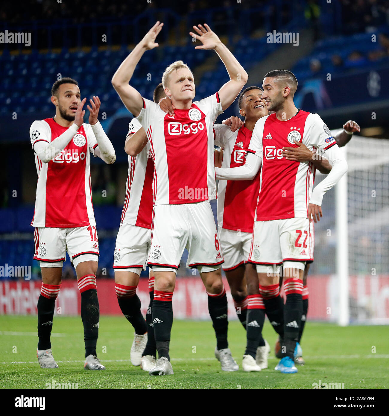 5 novembre 2019 Londra, Inghilterra Calcio UEFA Champions League Group Fase Chelsea v Ajax Soccer Champions League 2019-2020 1-4 Noussair Mazraoui of Ajax . Donny van de Beek di Ajax , Hakim Ziyech di Ajax Foto Stock