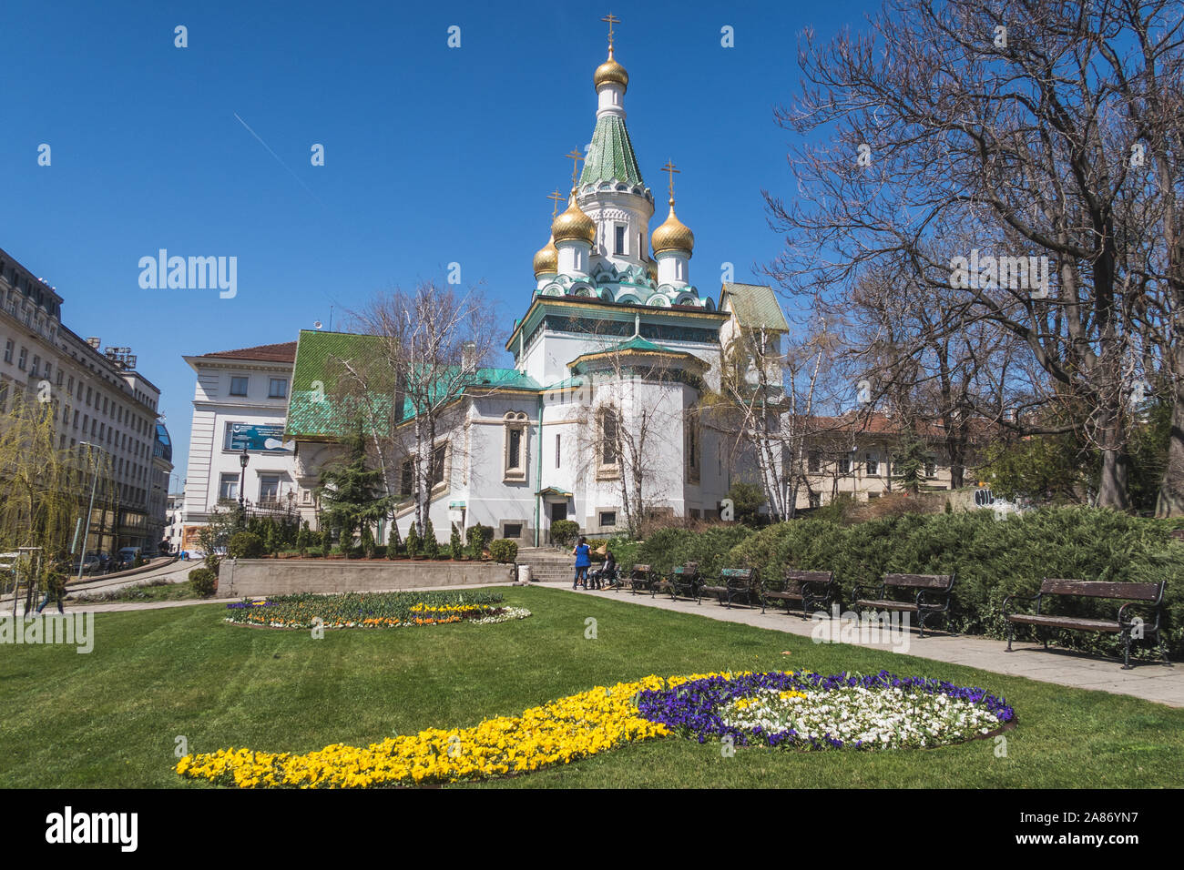 SOFIA, BULGARIA - 4 APRILE 2018: l'esterno della chiesa russa di Sveti Nikolay Mirlikiiski al mattino. La gente può essere visto al di fuori. Foto Stock