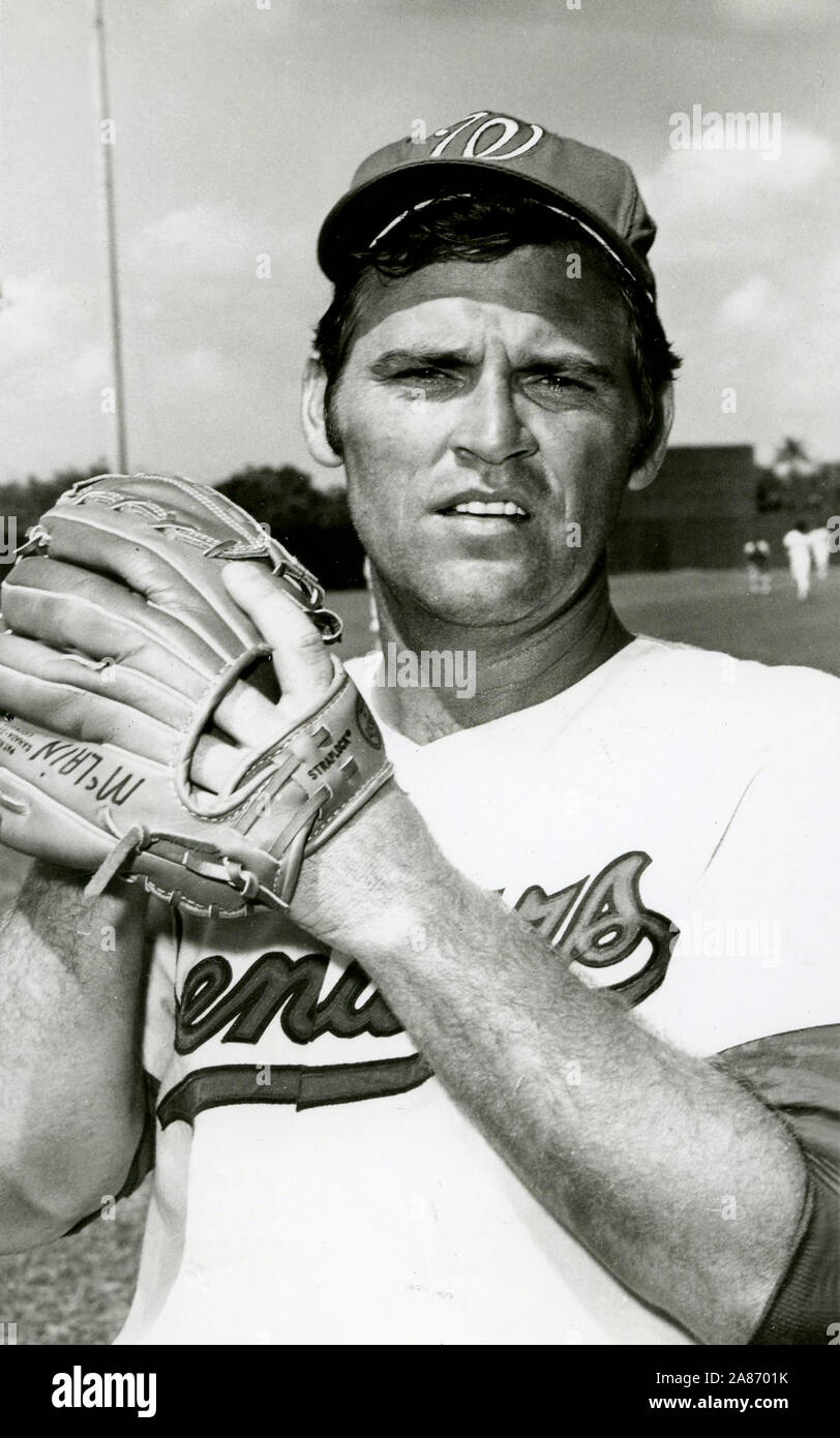 Vintage in bianco e nero foto souvenir di Major League Baseball player Denny McLain con i senatori di Washington circa settanta Foto Stock