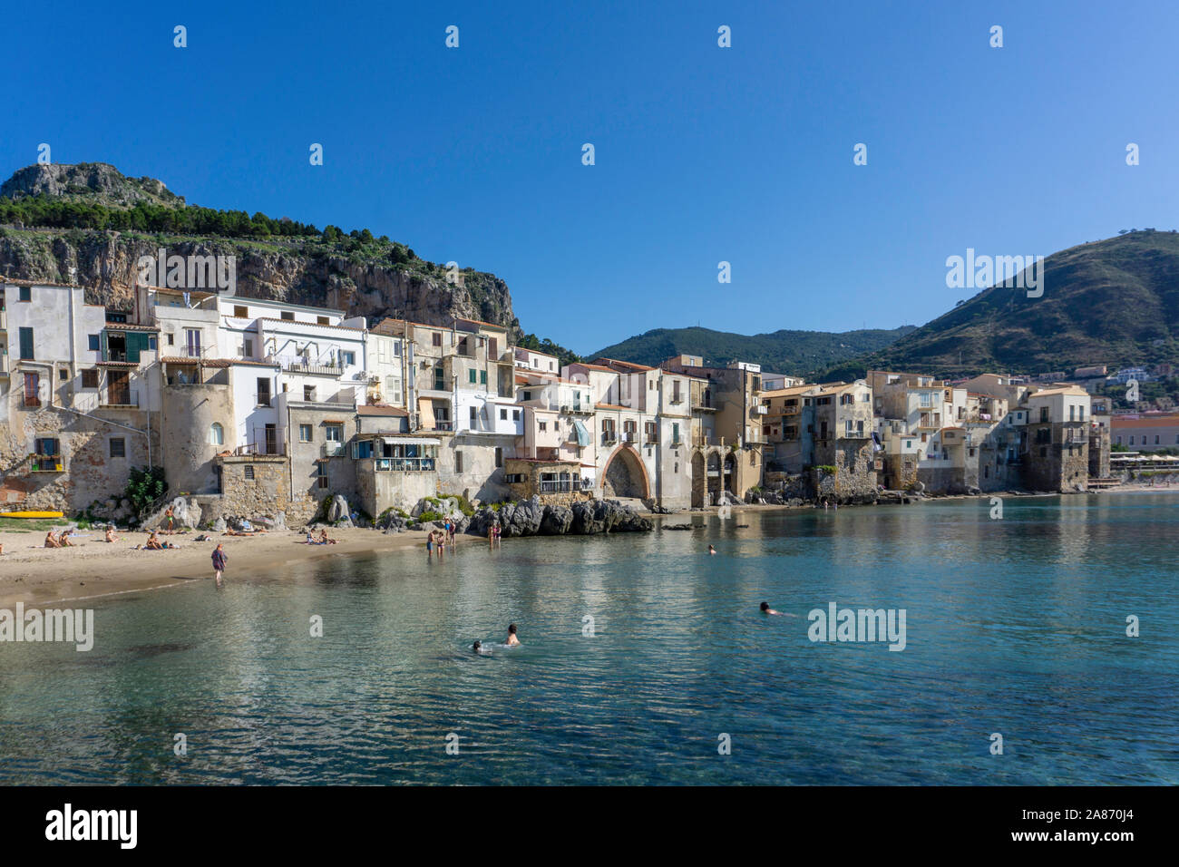 La città vecchia di Cefalú, Sicilia, Italia, dal punto di vista della zona molo con lo sperone roccioso noto come la Rocca sovrasta la città. Foto Stock