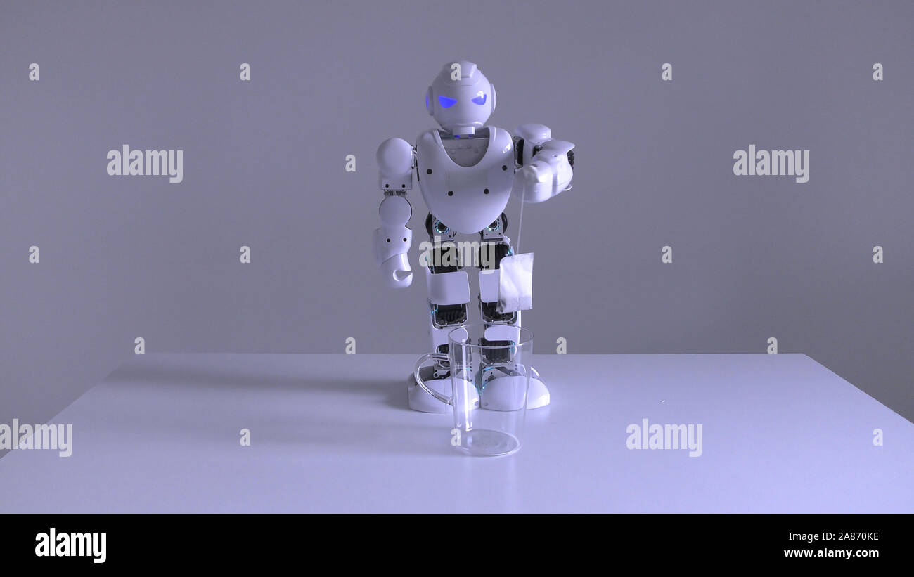Un domestico androide robot umanoide pratica di preparazione del tè per il  suo master da macerazione