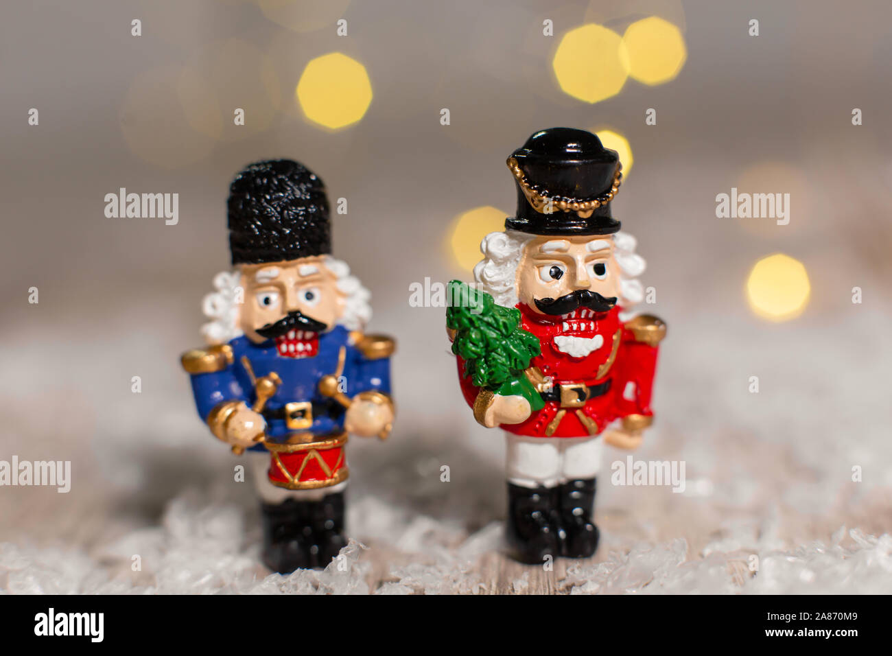 Decorazione di Natale figurine a tema. Natale soldatini da uno schiaccianoci fiaba. Decorazione per albero di Natale. Decorazioni festive, calda luce bokeh di fondo Foto Stock