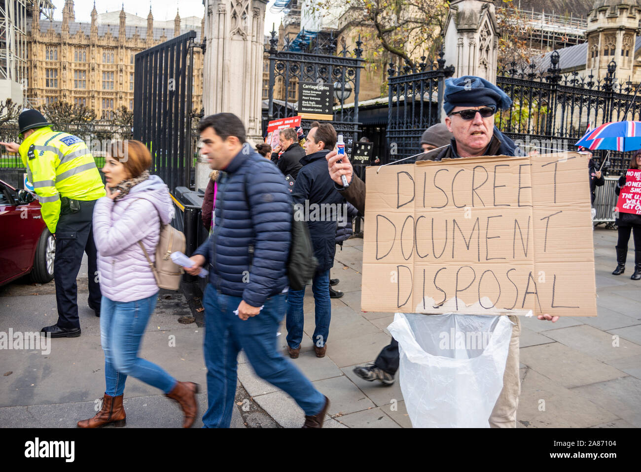 Protester fuori del Parlamento con segno dicendo discreto lo smaltimento del documento in riferimento al PM accusato di copertura sulla relazione sul russo si immischia in Regno Unito Foto Stock