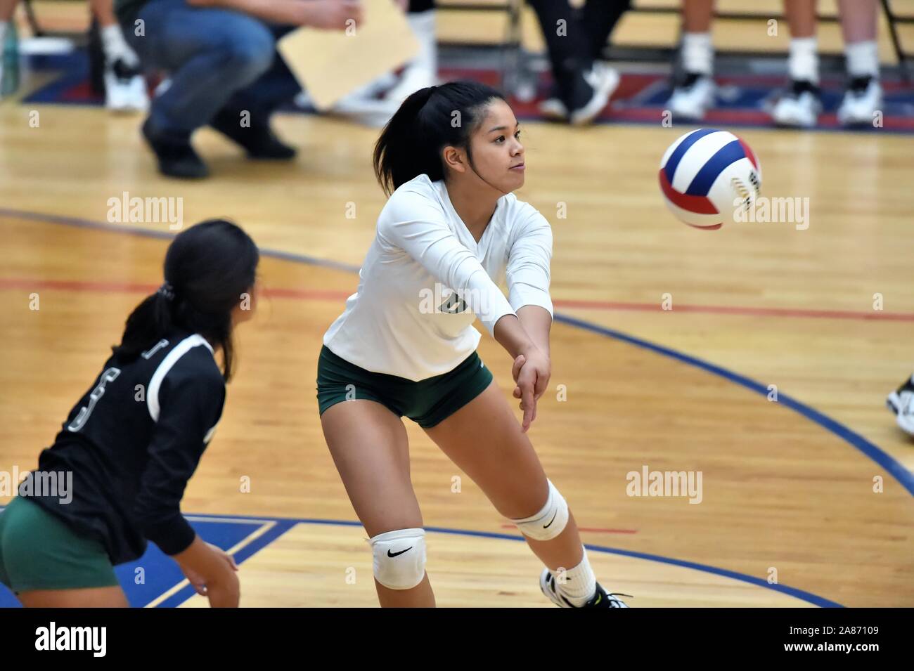 Player appoggiata in un avversario di servire per impostare un ritorno. Stati Uniti d'America. Foto Stock