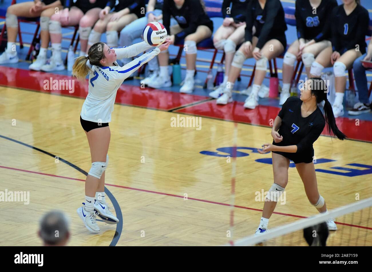 Player sforzandosi di mantenere un volley vivi durante un prolungato volley. Stati Uniti d'America. Foto Stock