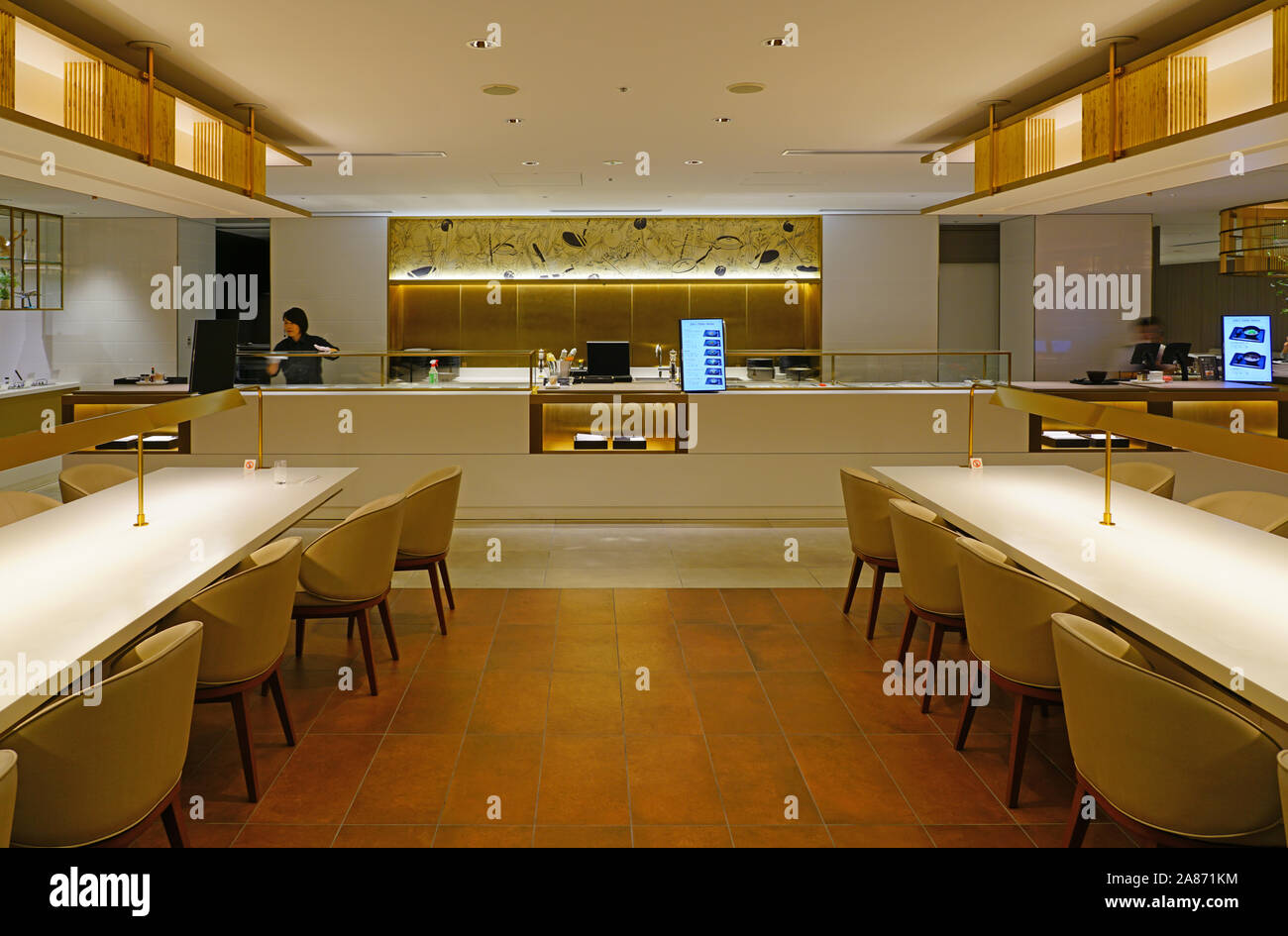 TOKYO, GIAPPONE -3 NOV 2019- Vista della First Class Lounge Sakura da Japan Airlines (JL) all'interno del terminal presso l'Aeroporto Internazionale Narita di Tokyo Foto Stock