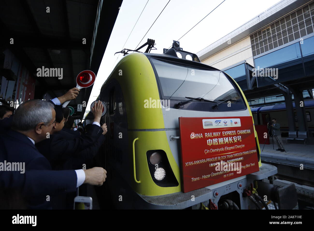 Ankara, Turchia. 6 Nov, 2019. Le persone accolgono il primo China Railway Express treno merci a Ankara stazione ferroviaria di Ankara, Turchia, nov. 6, 2019. La Turchia ha accolto con favore il mercoledì la prima China Railway Express treno merci che viaggia dalla Cina in Europa attraverso la sub-mare Bosforo tunnel ferroviari. Credito: Mustafa Kaya/Xinhua/Alamy Live News Foto Stock