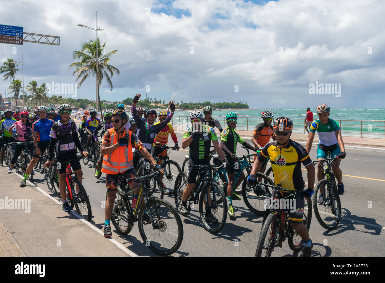 Salvador, Brasile - 22 Settembre 2019: il gruppo dei ciclisti, in sella per le strade del quartiere di Itapua sul mondo la Giornata senza automobili Foto Stock