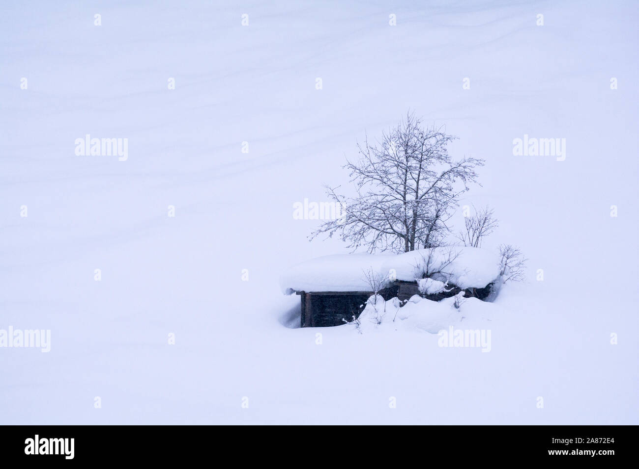 Isolato rifugio in legno in inverno.valle Kaunertal in Tirolo, nelle Alpi austriache. In inverno, in questa zona si stanno ricoprendo massicce cascate di neve. Foto Stock