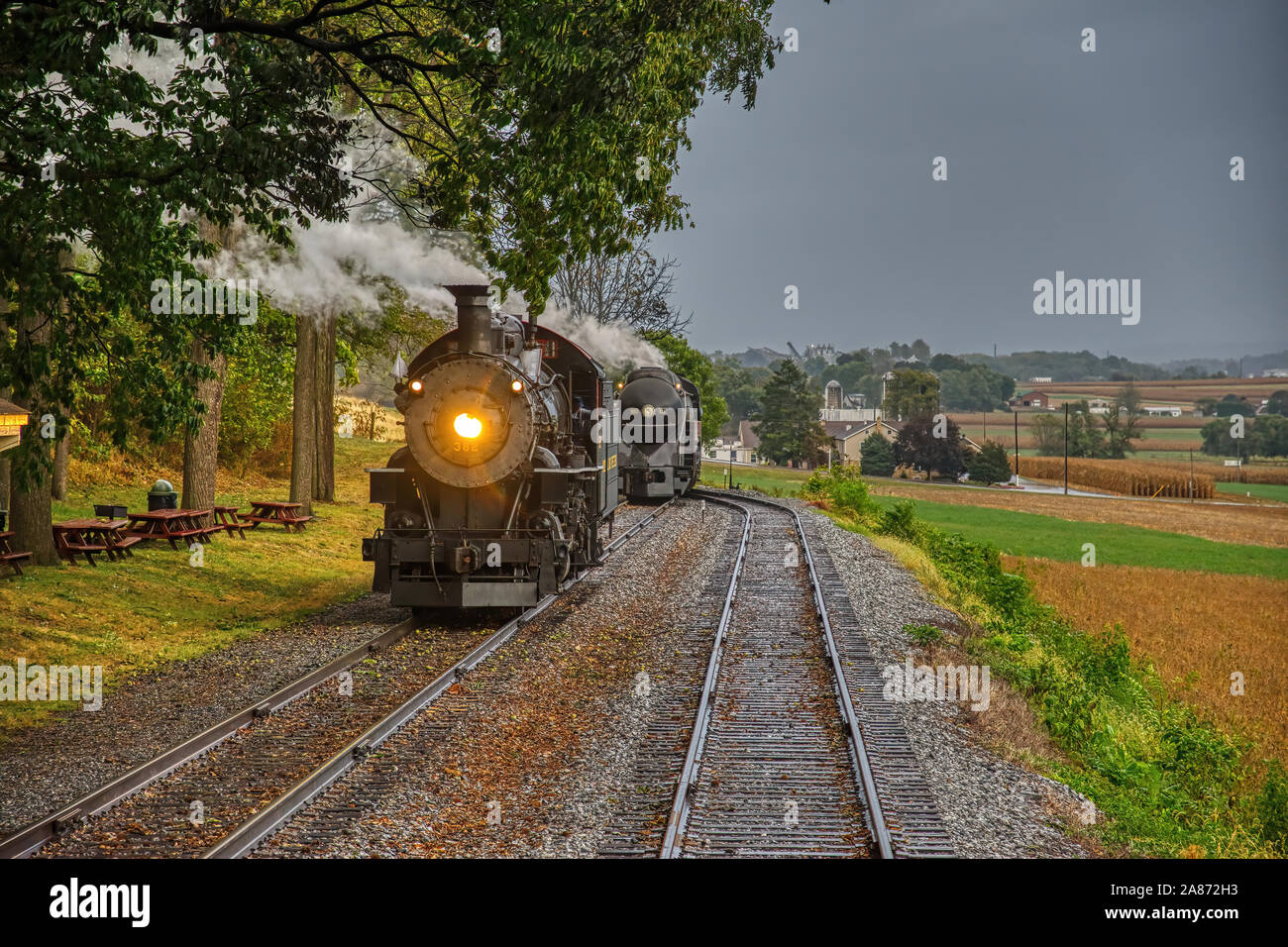 Lancaster, Pennsylvania, Ottobre 2019 - Norfolk e Western locomotiva a vapore n. 611 e n. 382 La cottura a vapore fino a un giorno di pioggia Foto Stock