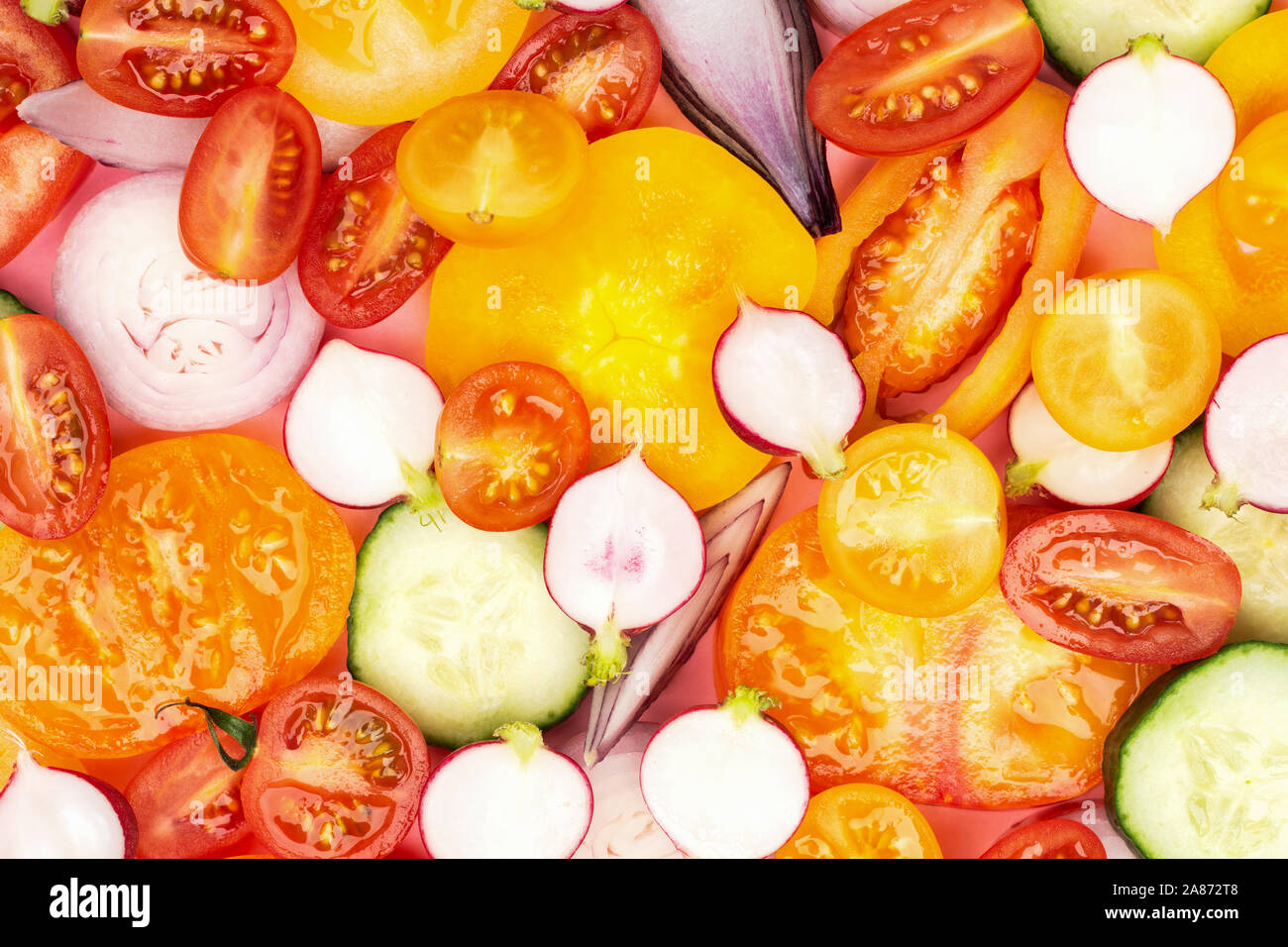 Luminose colorate sullo sfondo di verdure. Ingredienti insalata close up, Pomodori Cetrioli peperoni cipolle tagliate su bianco, vista dall'alto, il fuoco selettivo Foto Stock