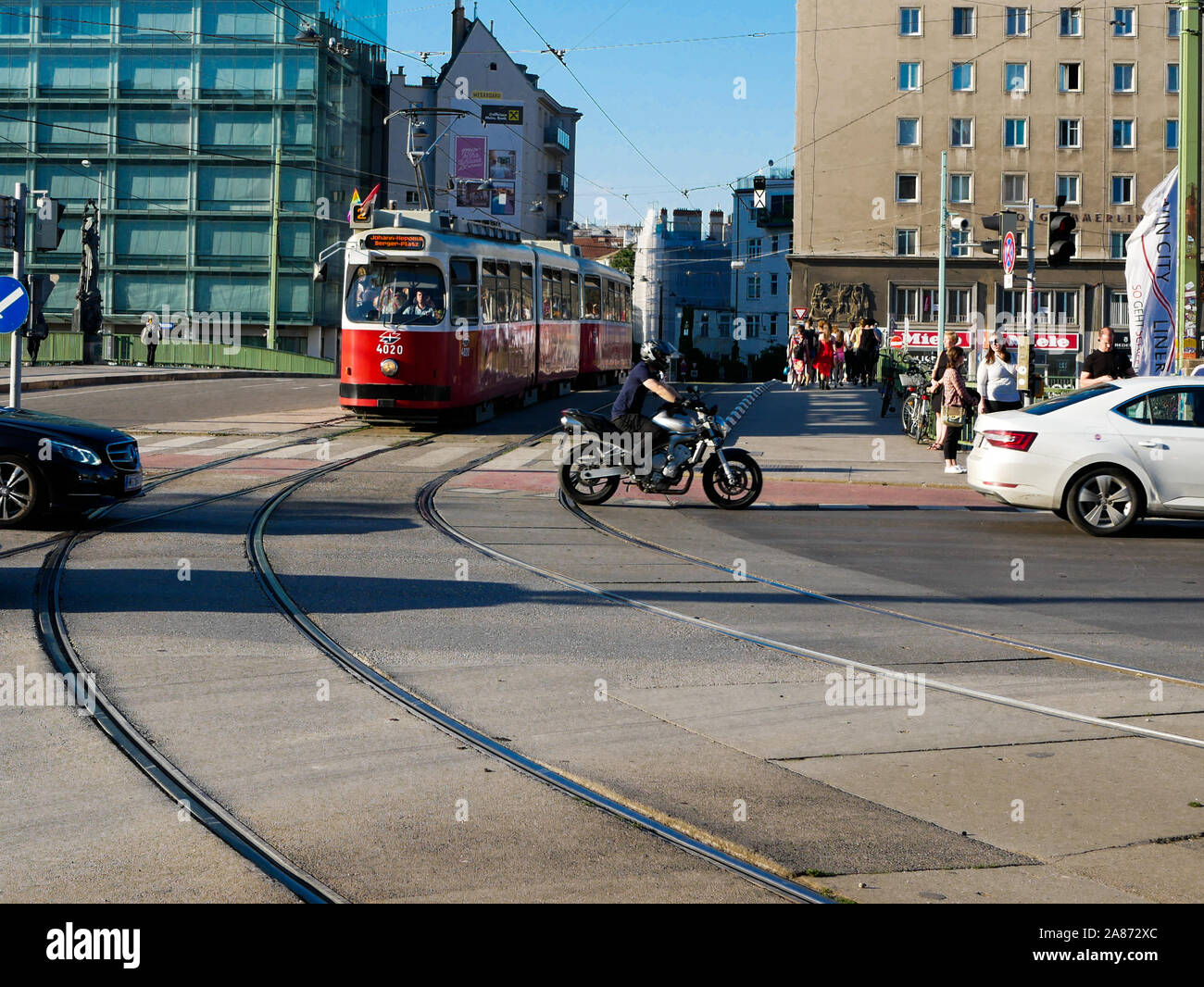 Wien/Austria - 3 giugno 2019: un vecchio tram elettrico attraversare una strada piena di traffico a Vienna Austria Foto Stock
