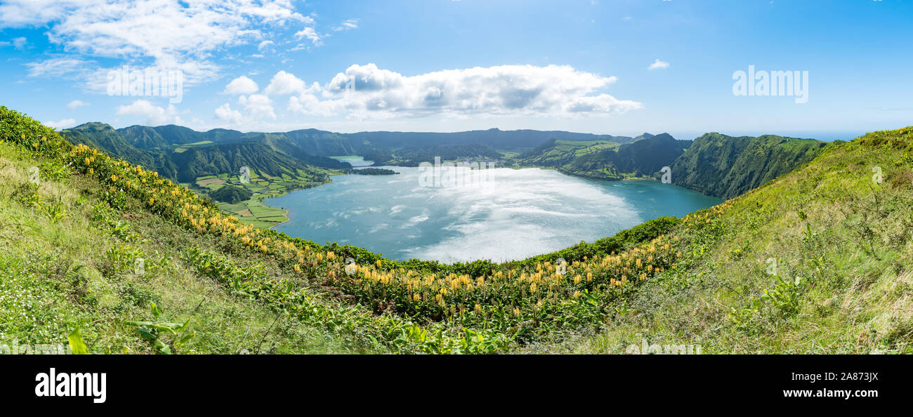 Panorama della caldera vulcanica a Sete Cidades su São Miguel nelle Azzorre. L'Azul e Verde laghi mostrano il loro blu e verdi acque. Foto Stock