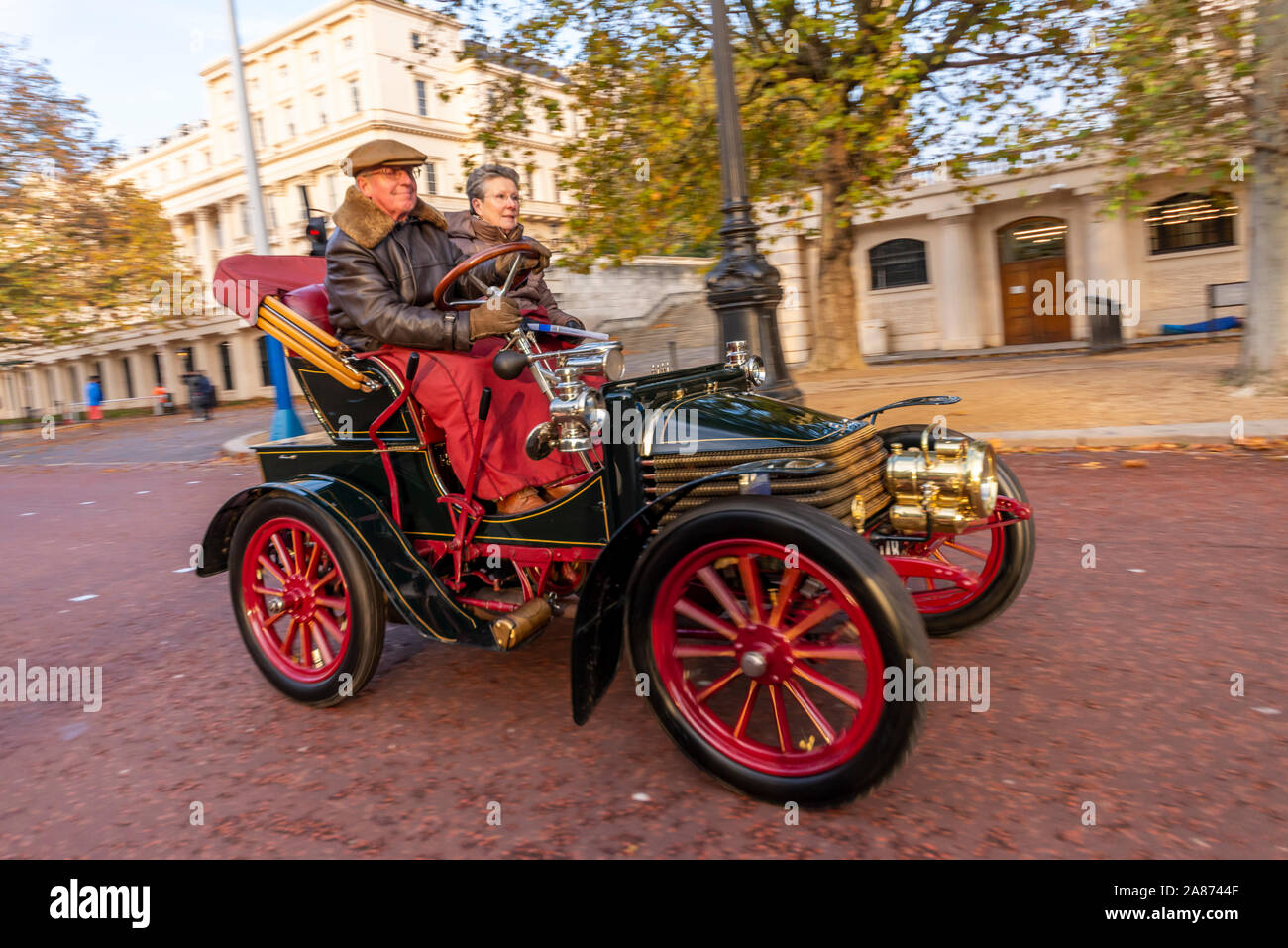 Auto d'epoca, pilotato tramite Westminster all'inizio della Londra a Brighton veteran car run nel novembre 2019. Il centro commerciale Foto Stock