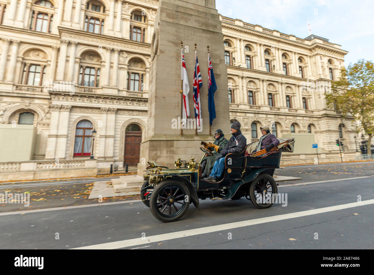 Auto d'epoca, pilotato tramite Westminster all'inizio della Londra a Brighton veteran car run nel novembre 2019. Il cenotafio Foto Stock