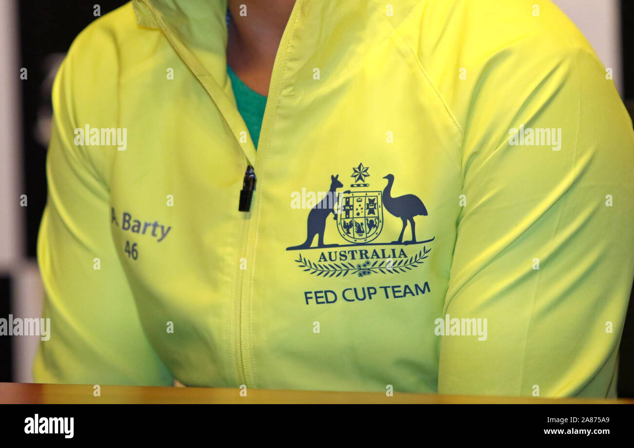 KHARKIV, Ucraina - 11 febbraio 2017: il Logo della Australian Fed Cup Team A la felpa del Ashleigh BARTY durante la conferenza stampa dopo la BNP Paribas FedCup tennis gioco contro l'Ucraina a Kharkiv Foto Stock