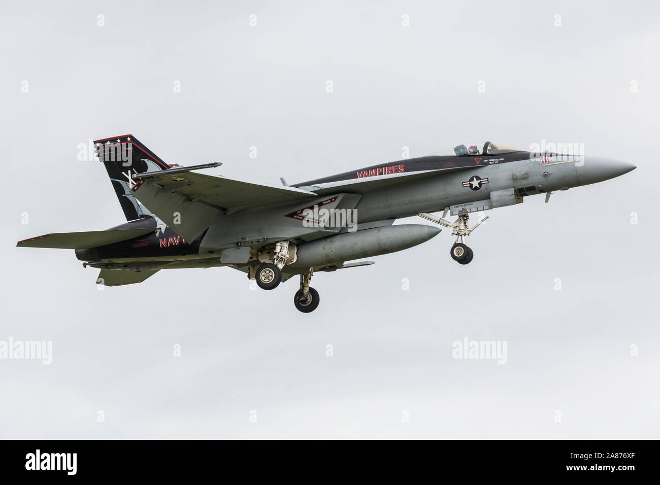 La Marina degli Stati Uniti F/A-18 Super Hornet arriva a 2018 Vectren Airshow di Dayton, dove sarà messo in mostra statica. Foto Stock