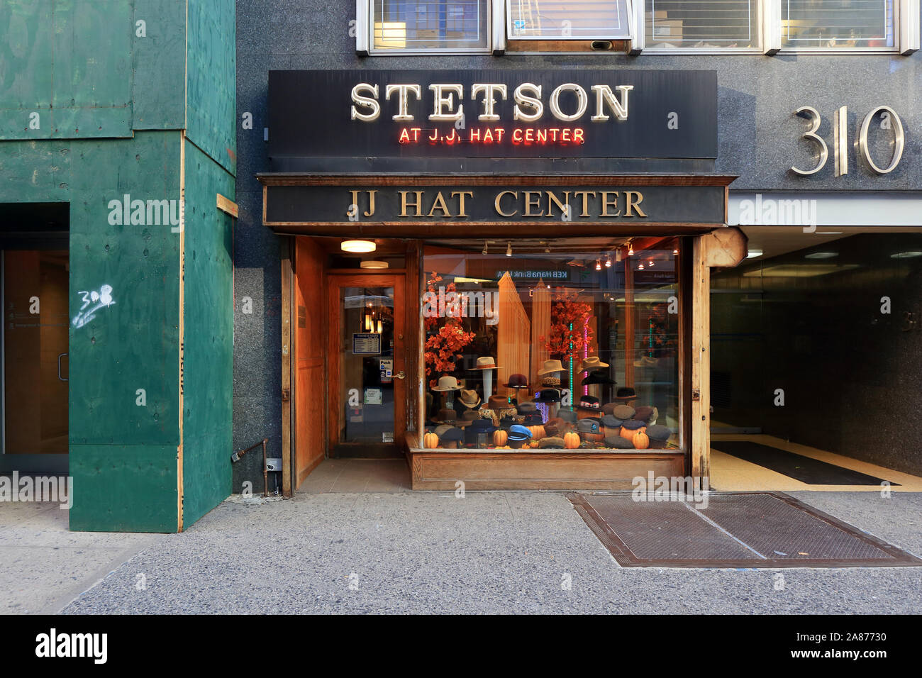 J.J. Hat Center, 310 Fifth Avenue, New York, NY. esterno alla vetrina di un negozio hat in midtown Manhattan. Foto Stock