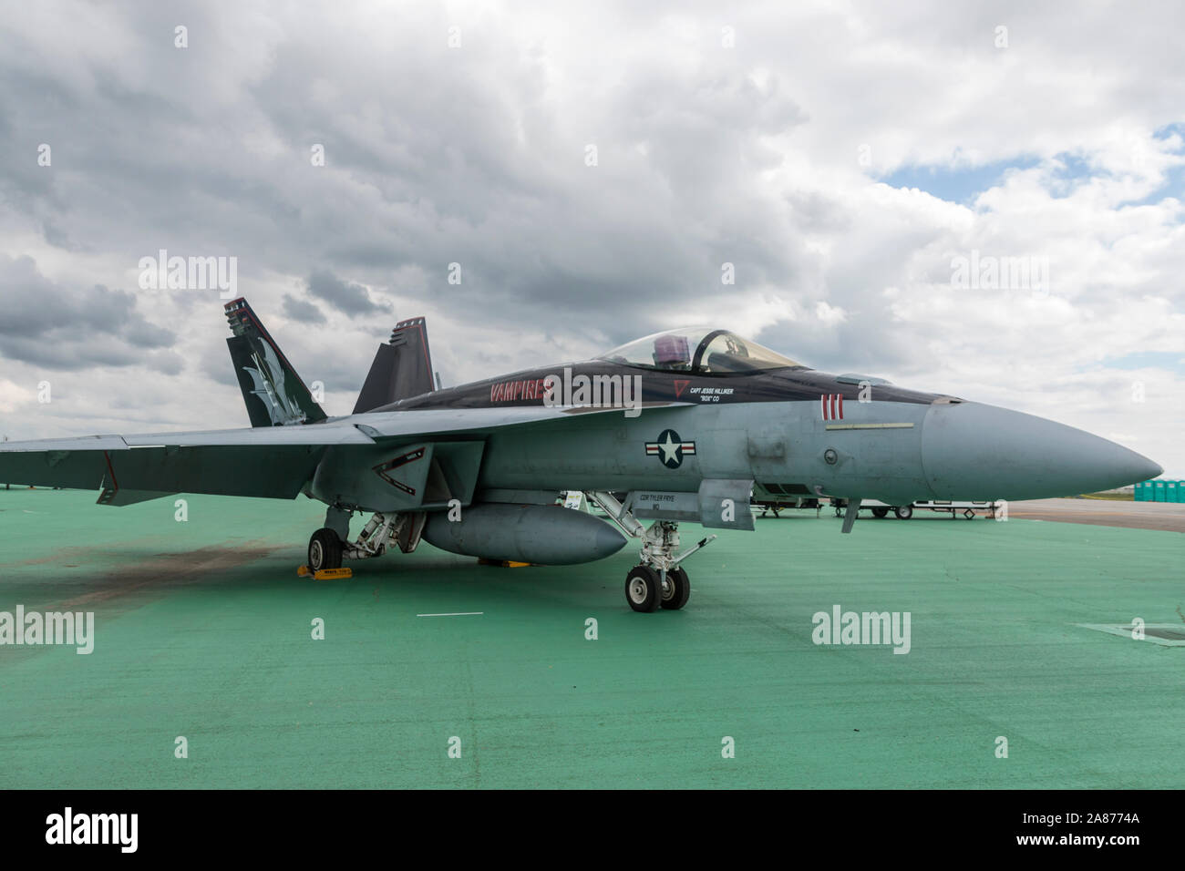 La Marina degli Stati Uniti F/A-18 Super Hornet arriva a 2018 Vectren Airshow di Dayton, dove sarà messo in mostra statica. Foto Stock