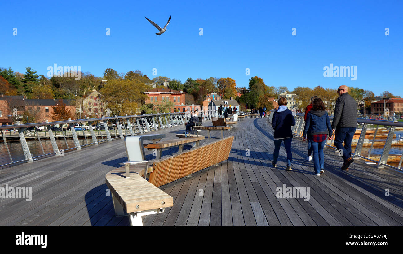 La gente camminare sopra la Provvidenza ponte pedonale in una giornata di sole a Providence, Rhode Island Foto Stock