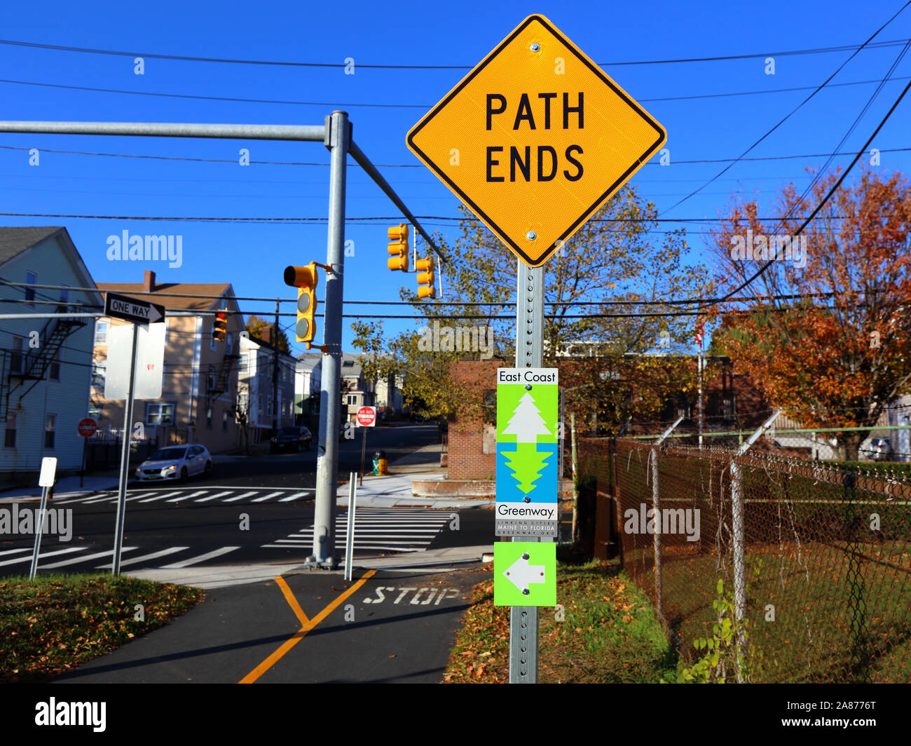 Segnaletica che segna la fine di una sezione di un percorso ciclabile e a piedi, e indicazioni per la East Coast Greenway, Fox Point, Providence, Rhode Island. Foto Stock