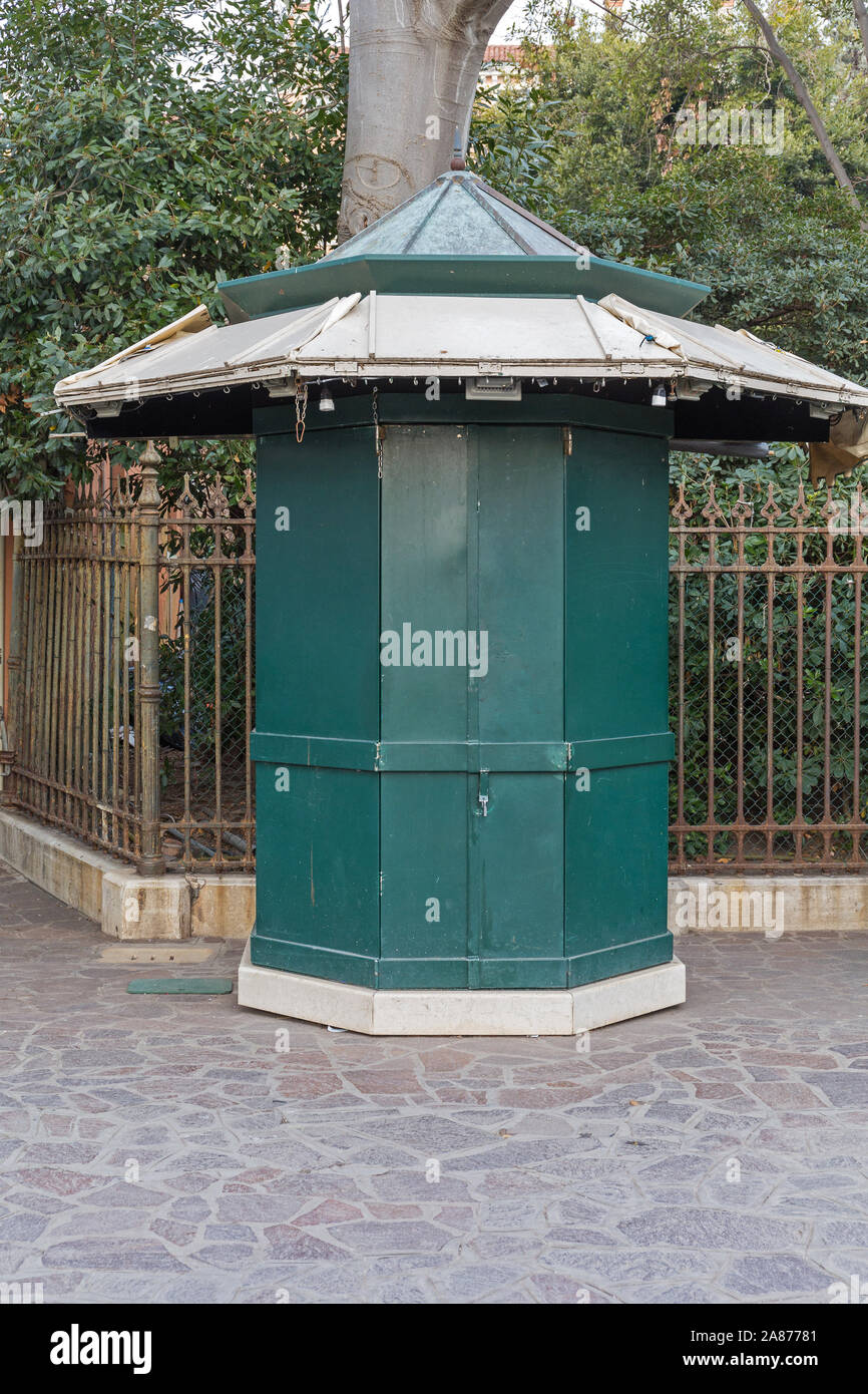 Chiuso verde chiosco distributrice a Venezia Italia Foto Stock
