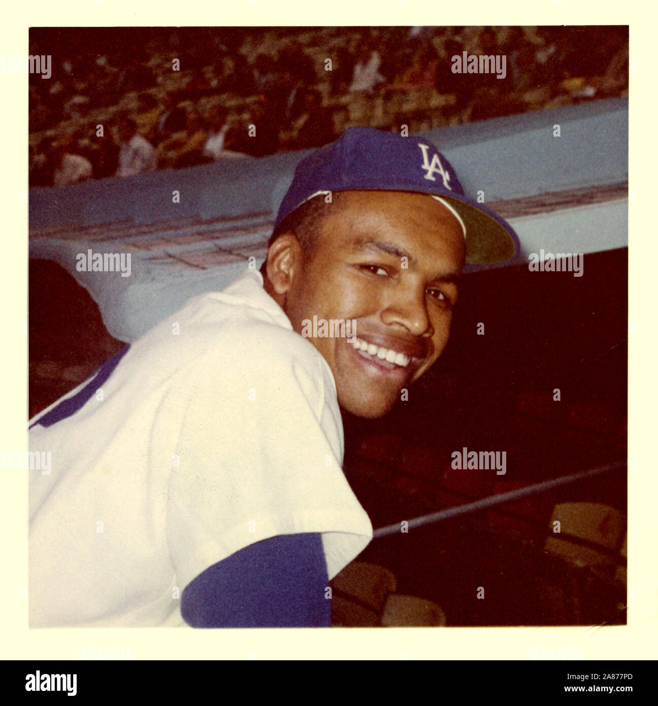 Anni sessanta era istantanea del colore della star di giocatore di baseball Tommy Davis con il Los Angeles Dodgers al Dodger Stadium. Foto Stock